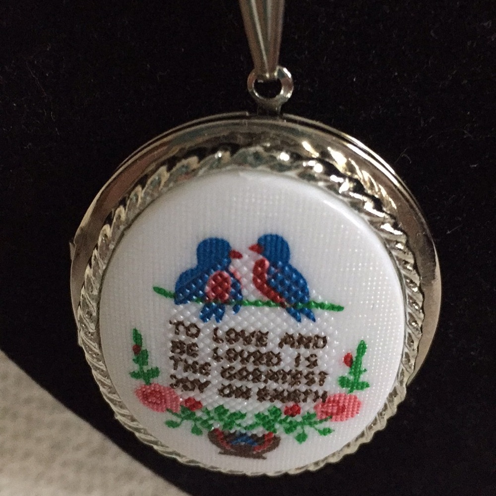 Pretty large photo necklace 24 inch chan๐ท๐ท๐ท๐ท - Picture 4 of 4